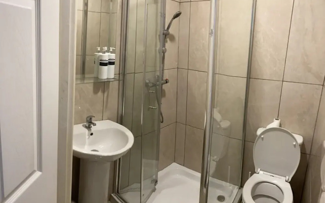 Modern 3-bed, 4 Bath House in Coventry City Centre