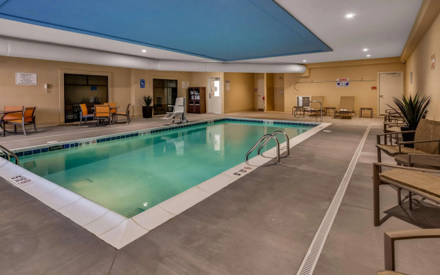 B/W Plus Elizabethtown Inn & Suites