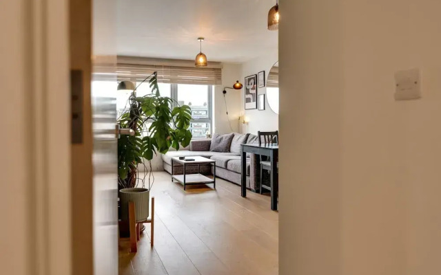Spacious Modern Camberwell Apartment