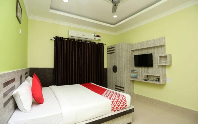 OYO 24317 Aditya Guest House 3