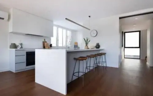 3 Story Townhouse In The Middle Of The City