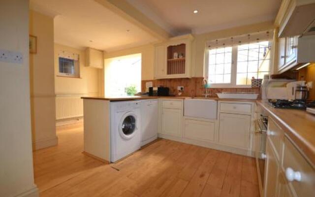 4 Brooks Close
