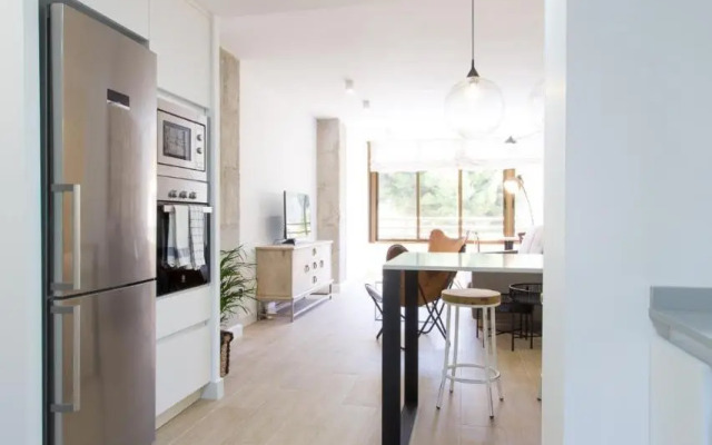New San Juan beach apartment with AC