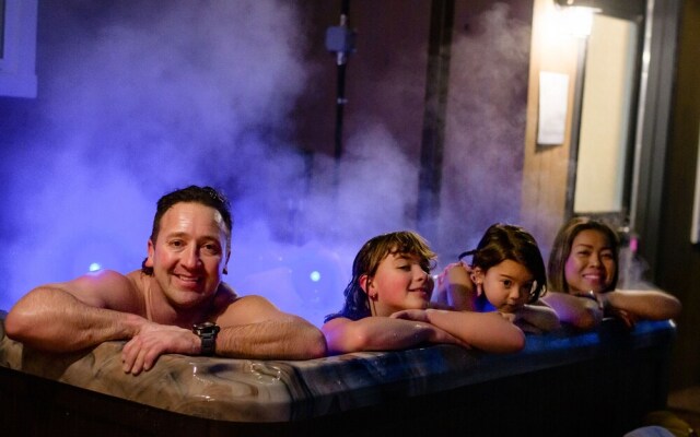 Barefoot Villas Cabin 2 Moose w/ Hot Tub