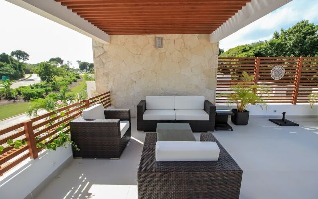 Rooftop Jacuzzi Vacation Home by Olahola