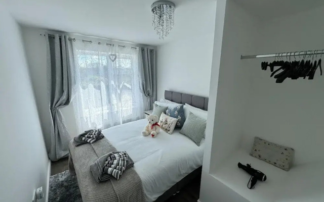 Modern 3-bed Hideaway Near Westgate With Parking