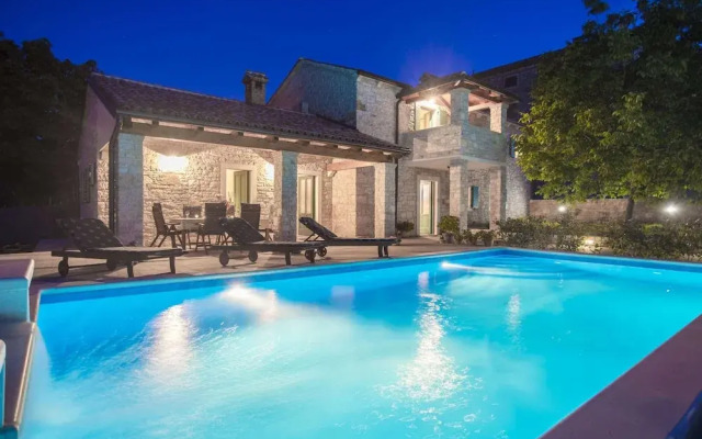 Roofed Villa in Istria With Private Pool