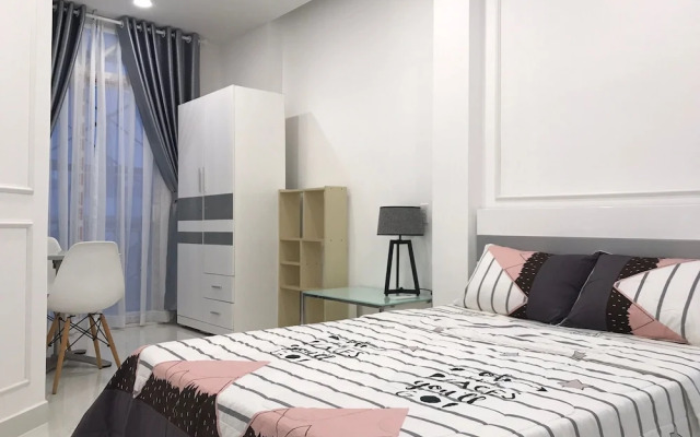 Smiley Apartment 8