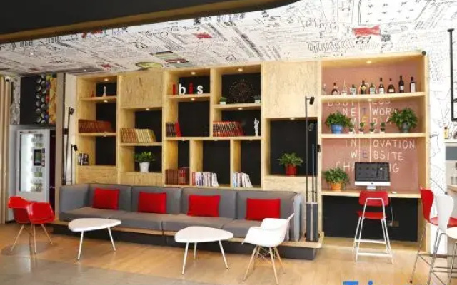 Ibis Hotel (Harbin West Railway Station Wanda Plaza)