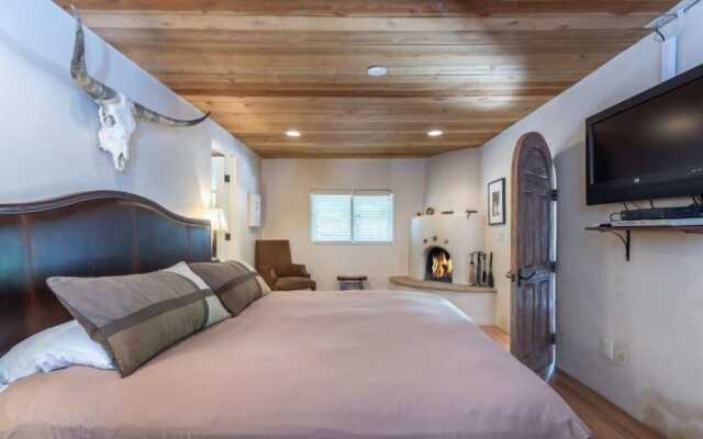 La Luz - Luxurious East Side Adobe With Hot Tub and Kiva Fireplace, Walk Everywhere