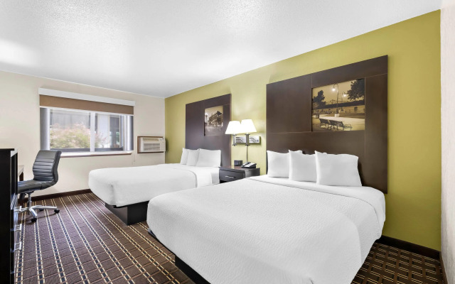 Super 8 by Wyndham La Crosse