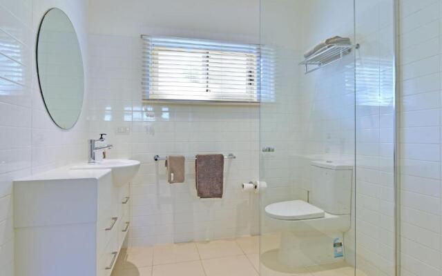 Wangi Lakehouse - renovated Lake Macquarie lakefront Location