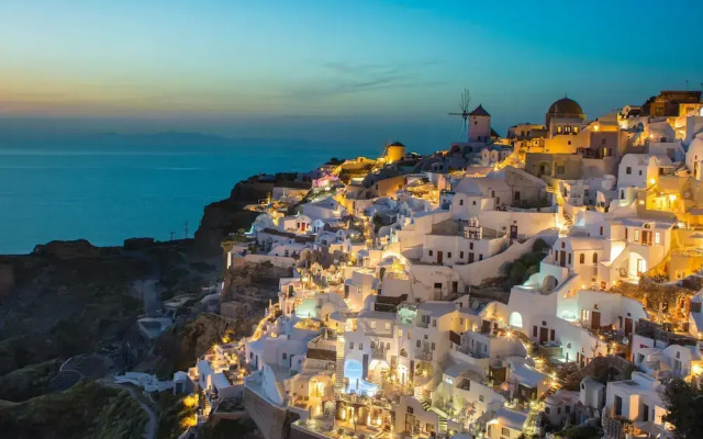 Santorini Rooftop Hot Tub Suite w Panoramic Views