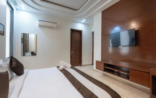 Saavi Hotel Sector- 46