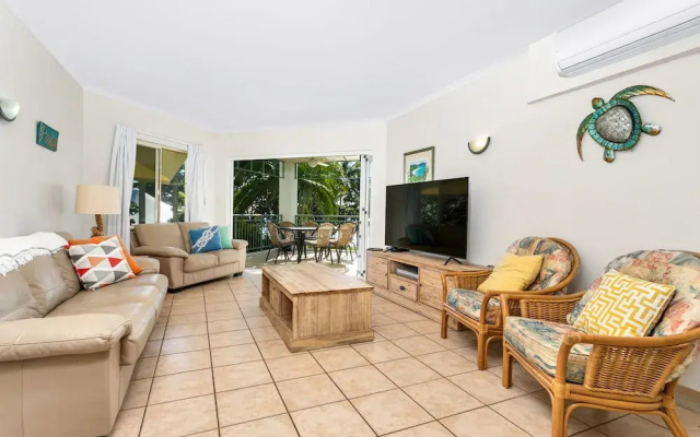 Beachfront Bliss 3-bedroom Apartment with Sea View 4