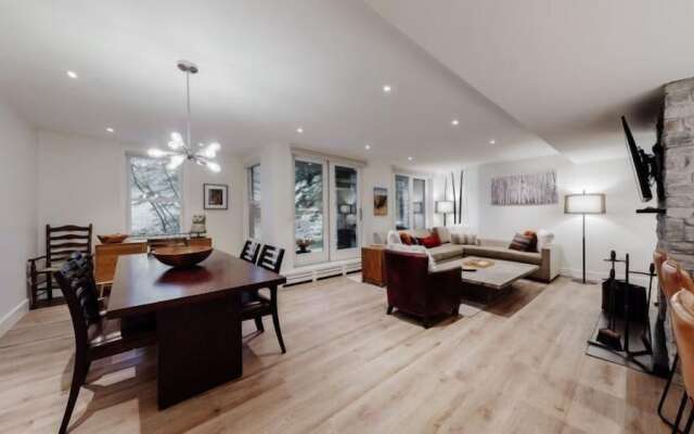 Ski in, Ski out, 2 Bedroom Luxury Residence with hot tub access and expansive views