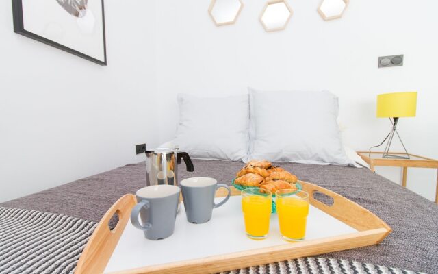 Modern & Stylish Flat Dos Aceras by La recepcion