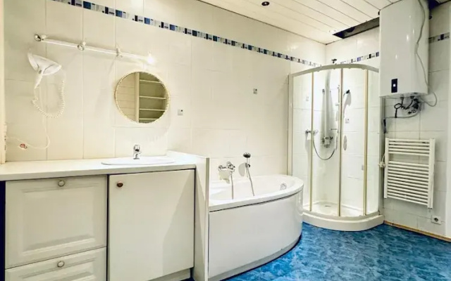 Comfortable 4BR Apt for 12 FAC Platz