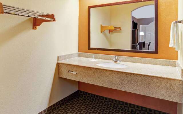 Super 8 by Wyndham Mont Belvieu/Baytown East