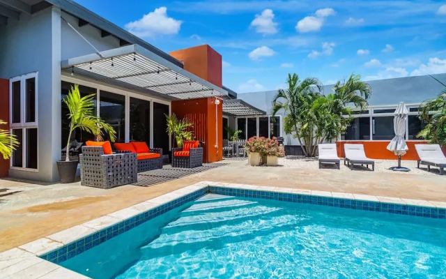 Stunning Modern Home, Near Beaches Full AC