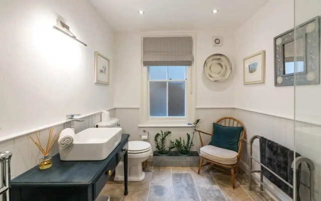 Delightful 1BD Flat in the Heart of Barnes Village