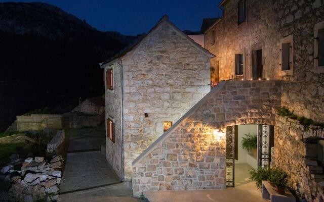 Holiday Home Secret Garden