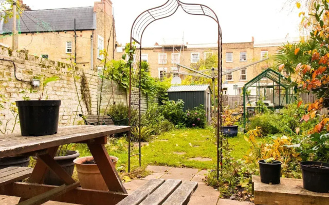 Trendy Two Bed Apartment With Private Garden