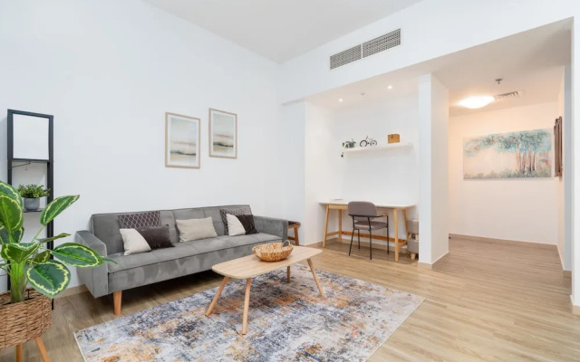 Whitesage - Magnificent Waterfront Apt, Steps From the Beach