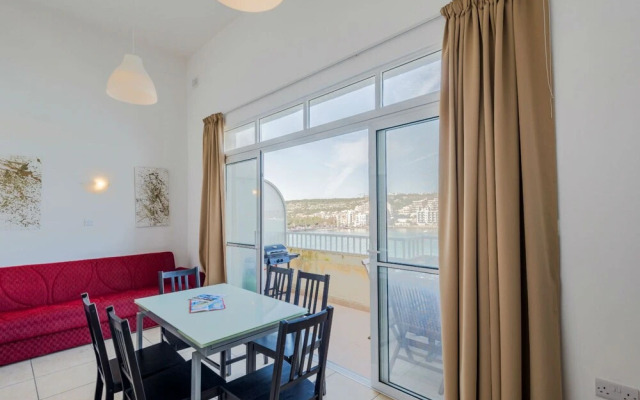 Getawaysmalta - Blue Harbour Seafront 3-bedroom Apartment in St Paul's Bay