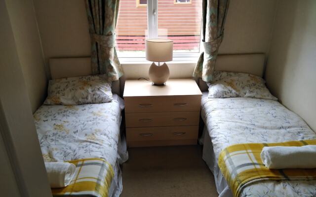 Charming 3-bed Lodge in Malton With hot tub