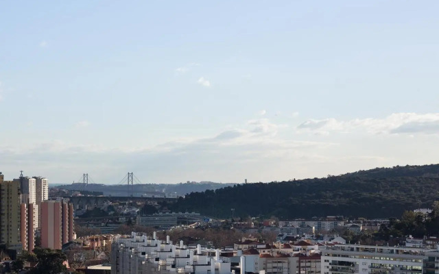 Skyscraper Riverview Lisbon with Indoor Pool