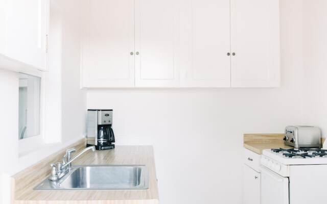 Frida by AvantStay | Sleeps 16! Prvt Estate w/ Tennis Ct & Mins to Beach!