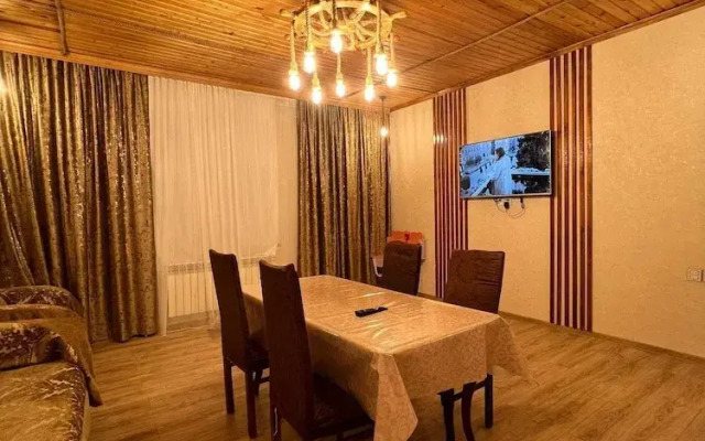 Cozy House With Swimming Pool Near City Center
