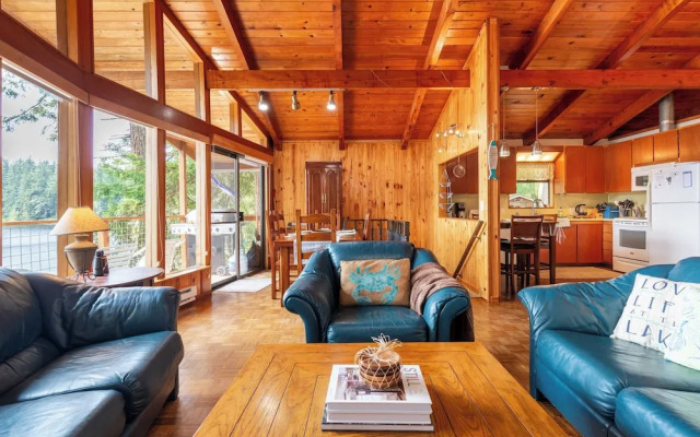 Goss Lake Getaway by Avantstay Lakefront Escape