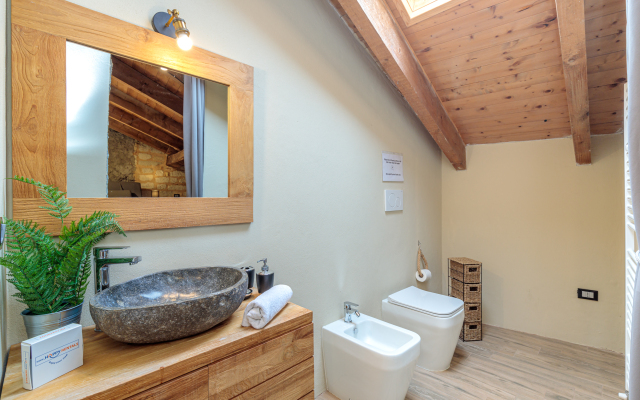 Cascina Liebe with sauna among vineyards