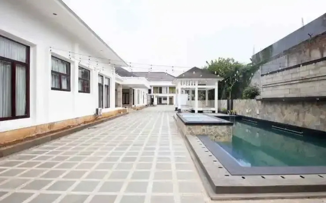 RedDoorz Premium Near Stasiun Lenteng Agung