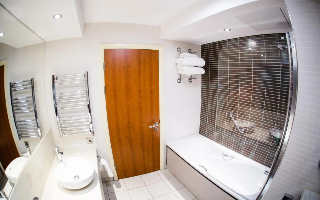 Drayton Manor Hotel