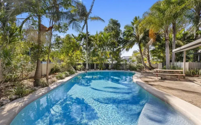 Stylish Townhouse, private courtyard walk to beach