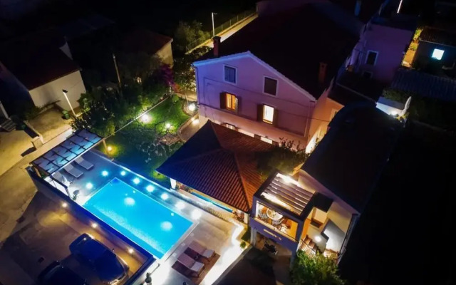 Spacious Apartment Milly With Pool