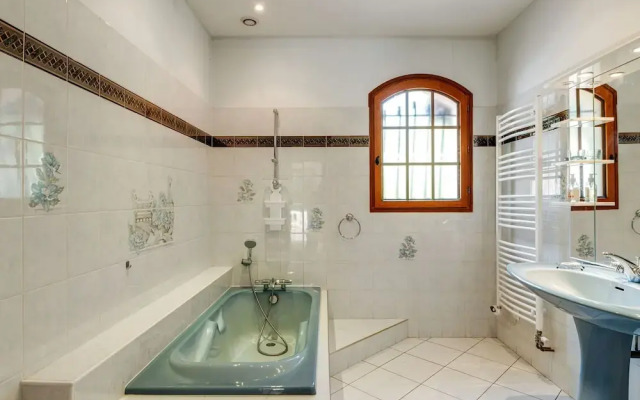 Beautiful Villa with Private Garden in Pineuilh Aquitaine