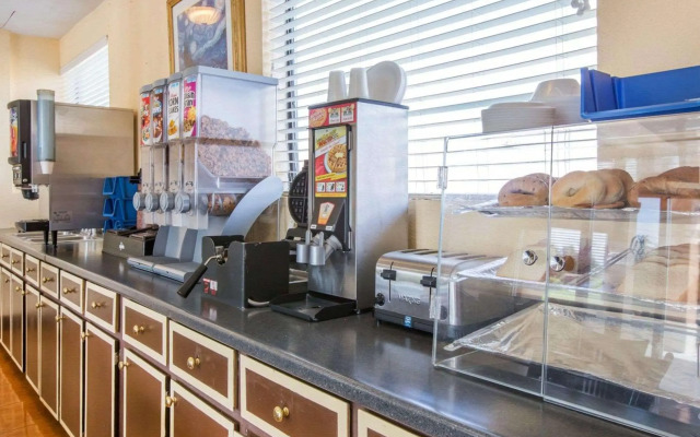 Econo Lodge Inn & Suites Macon