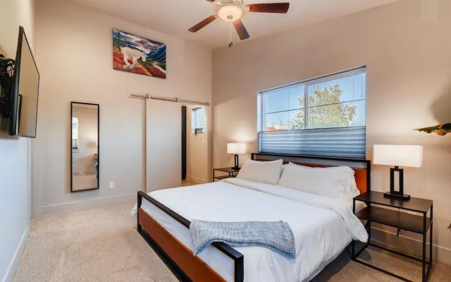 Fancy Townhome Near Old Town, Breweries and River!