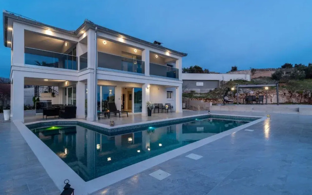 Luminous Infinity Villa With Pool and Gym