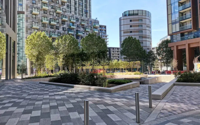 Canary Wharf by Charles Hope