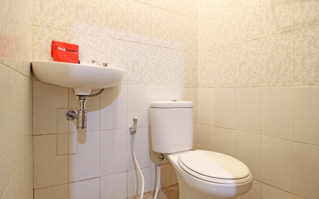 RedDoorz near Hartono Mall 3