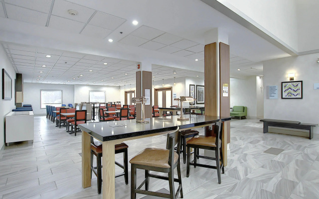 Holiday Inn Express Airport-Calgary, an IHG Hotel