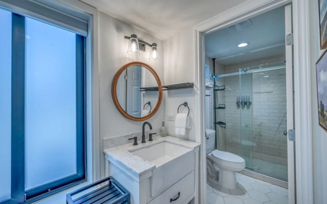 New! Luxury Riverfront Villa W/firepit & Gameroom!