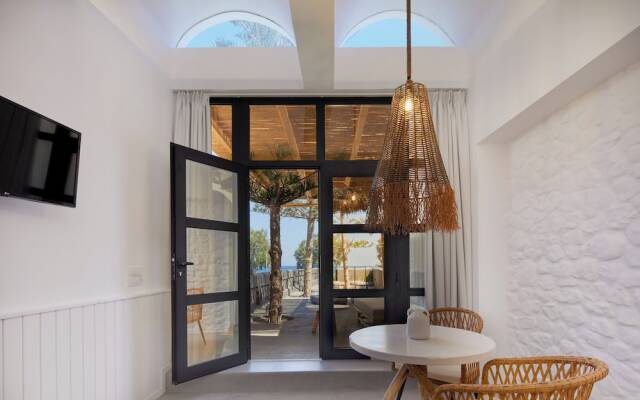 Oscar Beachfront Suites-Adults Only