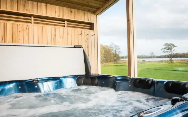Platinum Lakeside Lodge at Mullans Bay