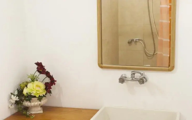 Shingles Roof Seaside Apartment with Garden